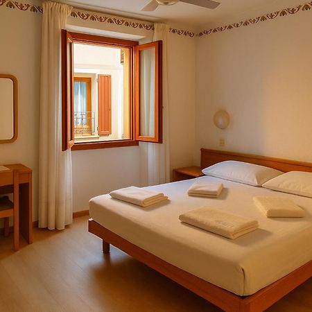 Hotel Modena Old Town 말세진느 외부 사진