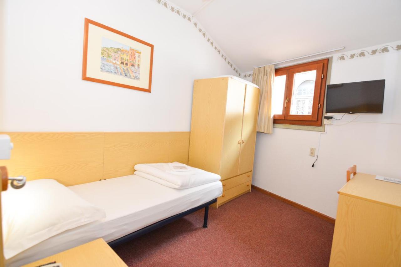 Hotel Modena Old Town 말세진느 외부 사진