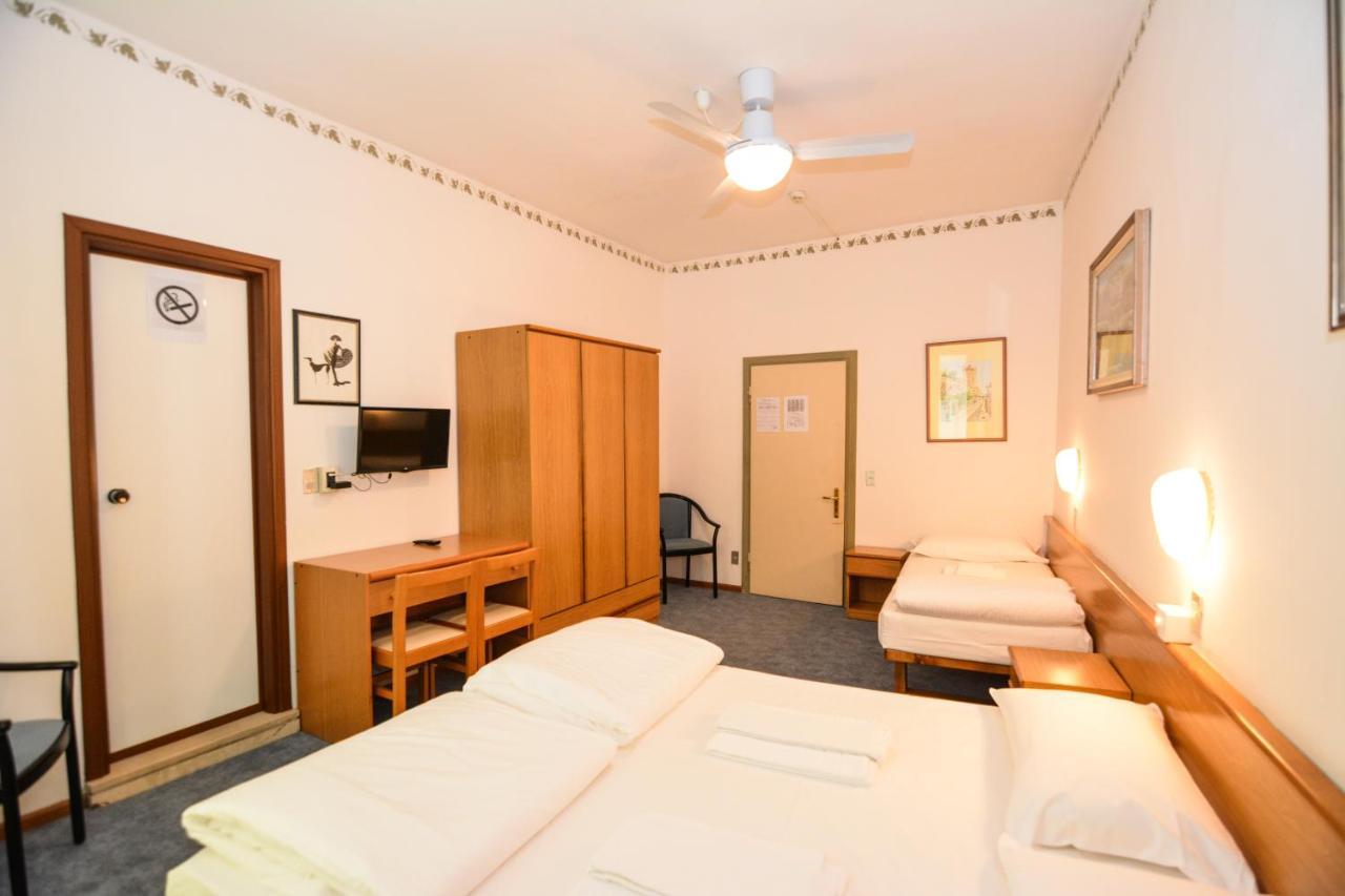 Hotel Modena Old Town 말세진느 외부 사진