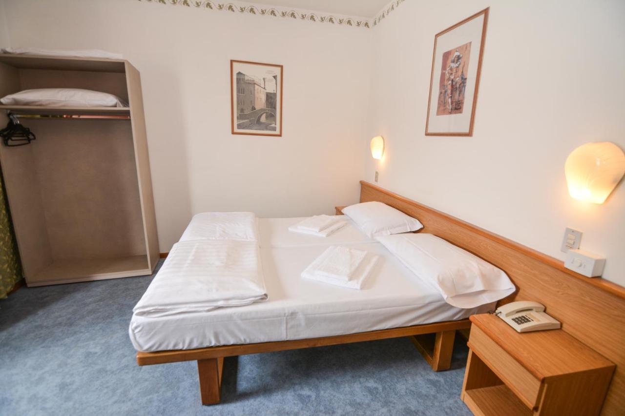 Hotel Modena Old Town 말세진느 외부 사진