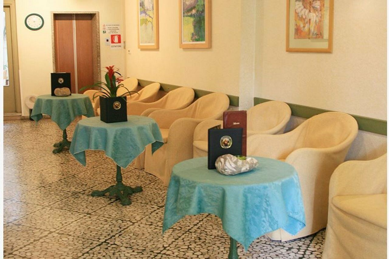 Hotel Modena Old Town 말세진느 외부 사진
