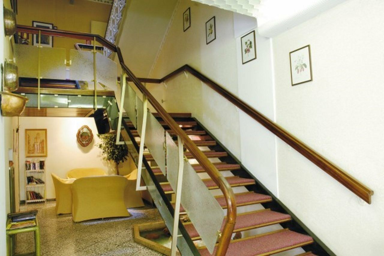 Hotel Modena Old Town 말세진느 외부 사진